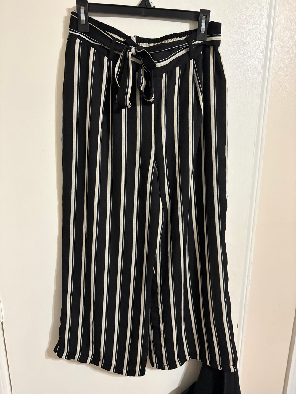 A. Byer Black, Cream & White Vertical-Stripe Wide-Leg Tie-Waist Pants